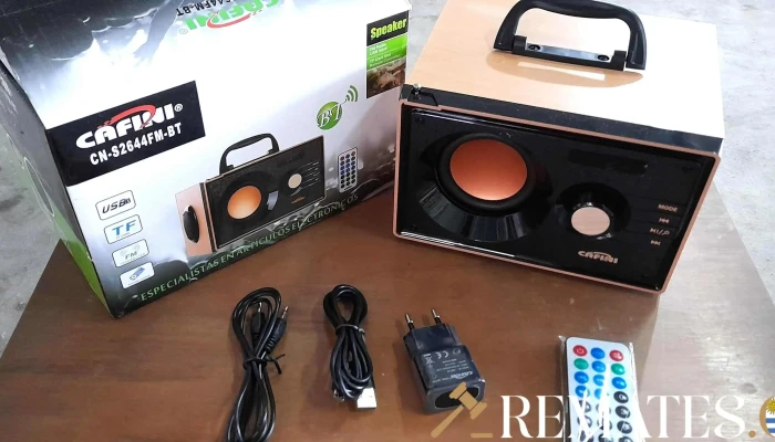 parlante portatil tiene puerto Usb y control