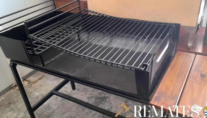 parrillero nuevo con parrilla curva, leñero y estante en madera