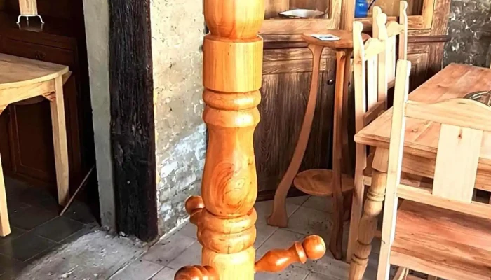 Perchero de madera torneado