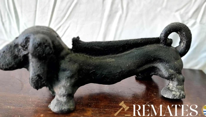 Perro limpiabotas de fundicion