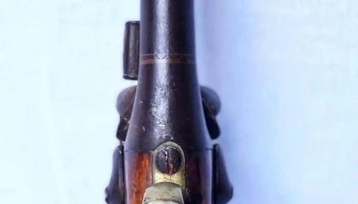 Pistolón muy  antiguo sano