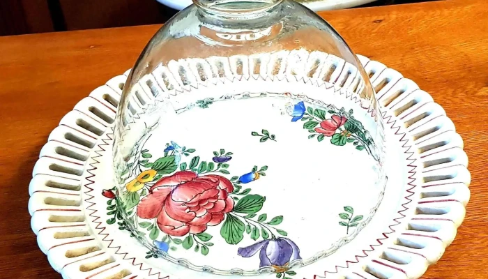 Plato pintado  mano italiano con campana vidrio tortas