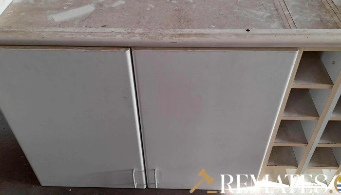 r aereo blanco con 2 puertas y estante para vinos