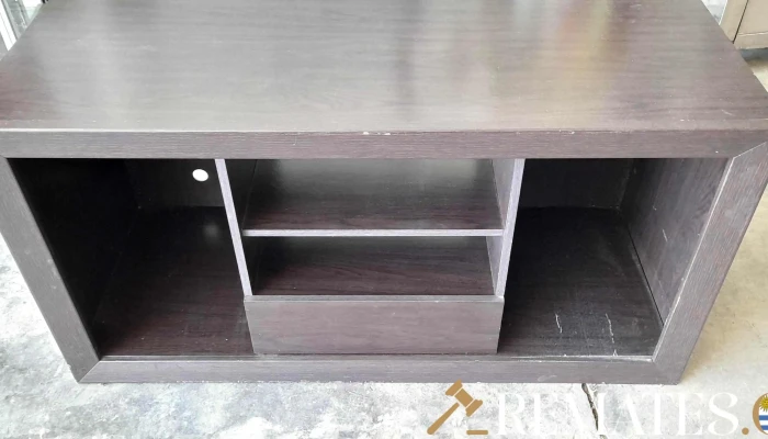 Rack de Tv en Mdf con ruedas y estante