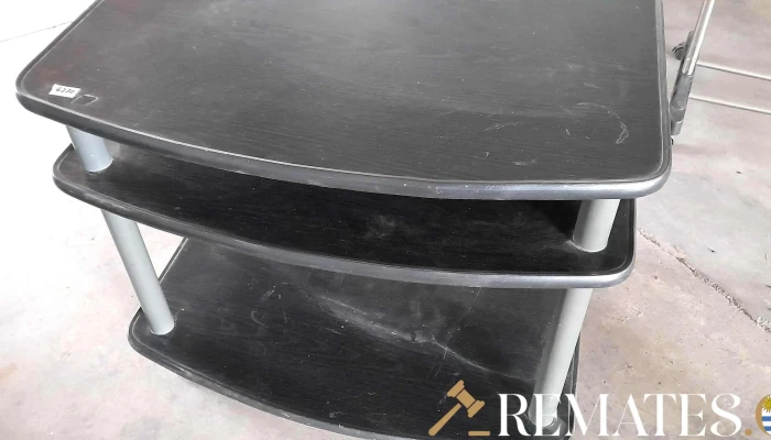 Rack de Tv negro con ruedas y estante