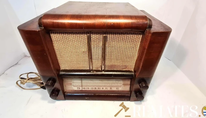 Radio de madera funcionando perfectamente