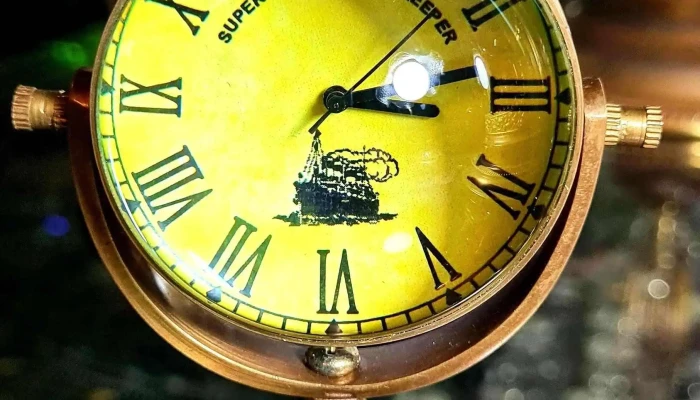 Reloj bola cristal y bronce funciona