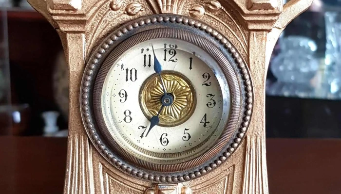 Reloj de mesa art Nouveau cuerpo metal funciona