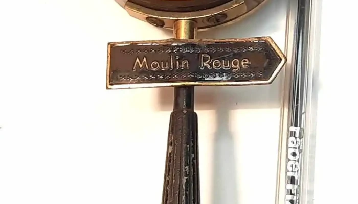 Reloj Moulin Rouge Japonés tipo de calle funcionando