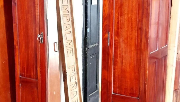 Ropero antiguo en cedro con espejo biselado