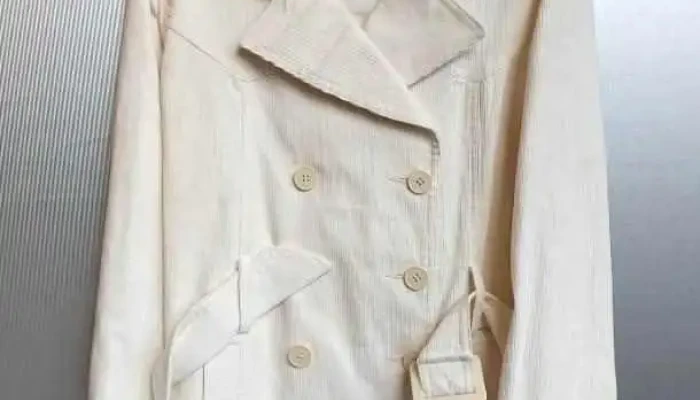 Saco marca Lolita en pana blanco en talle Xl