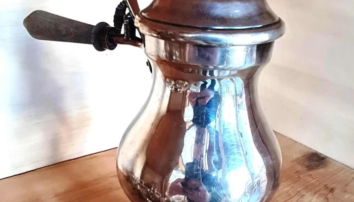 Samovar metal cuerpo periforme,supeficie lisa con asa de madera y calentador