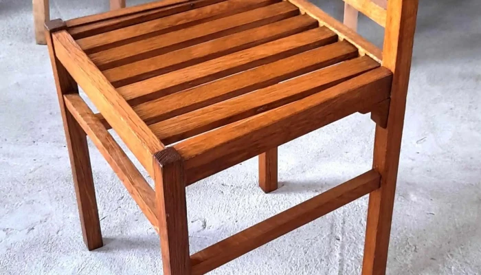 Silla de roble antigua restaurada y lustrada