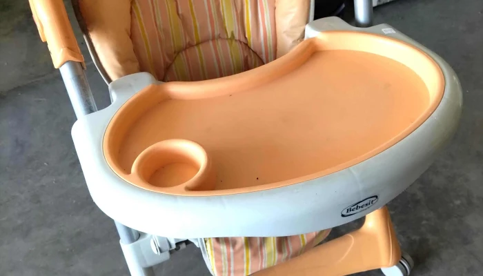 silla para niño que coma gris y naranja