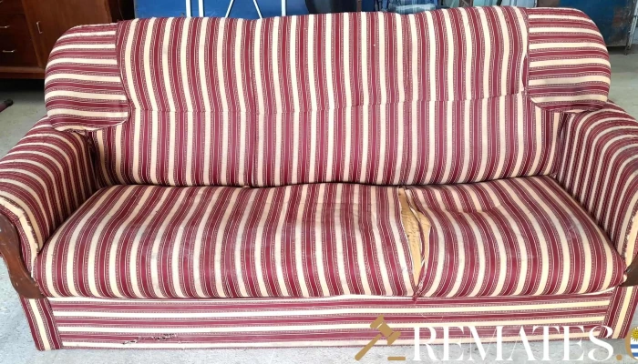 sillon 2 cuerpos color rojo con bastones blancos