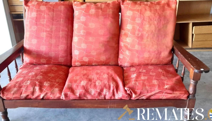 sillon de 3 cuerpos en madera con almohadones rojos