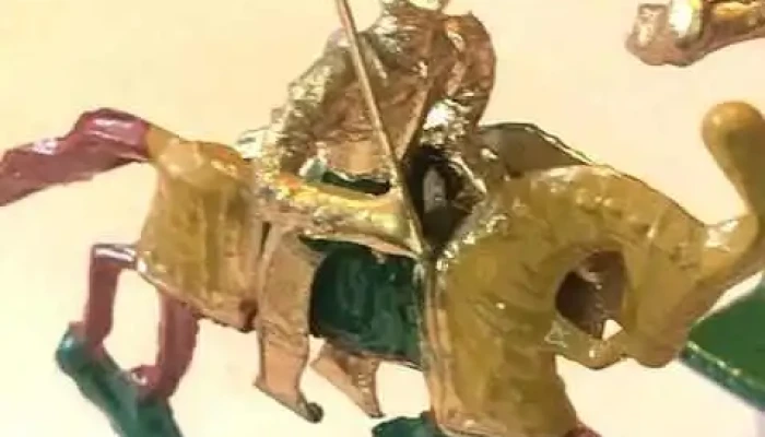soldaditos de plomo uno a caballo y dos de pie