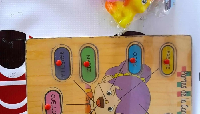 tablero con partes de la cara y 4 unicornio
