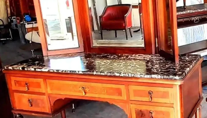 Toilette antiguo cedro con marquetería y mármol negro