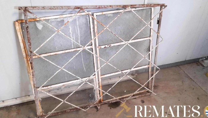 Ventana De Hierro De 2 Hojas Con Reja