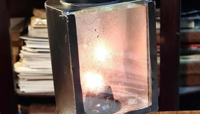 Viejo farol a querosene revelado fotografías